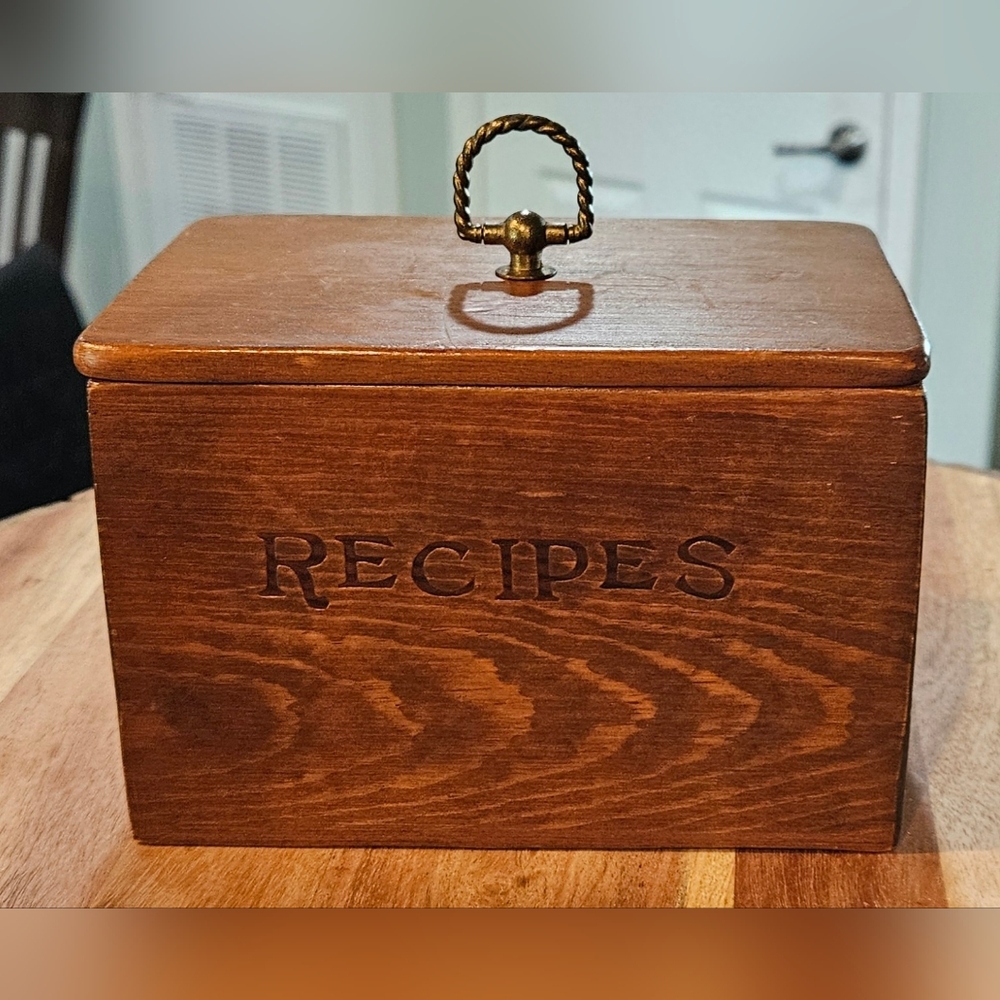 Vtg Engraved Wood Recipe Box w/ Plated Brass Rope Lid Knob